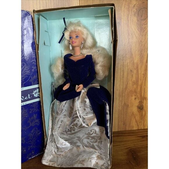 Vintage Barbie 1995 - Winter Velvet Barbie Special Edition Avon Exclusive 15571 - Picture 2 of 2